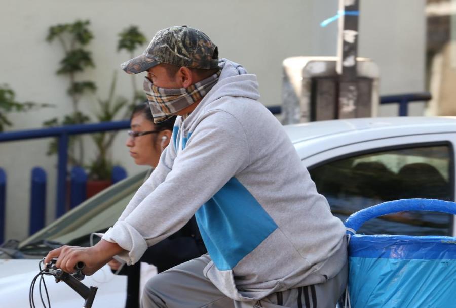 Capitalinos usan cubrebocas tras casos de coronavirus en CdMx. | Octavio Hoyos