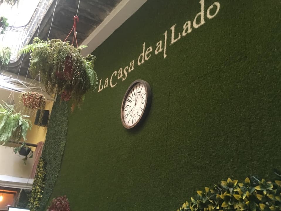 La dueña de 'La Casa de al Lado' despidió al joven por regalarle agua al niño. (Facebook)