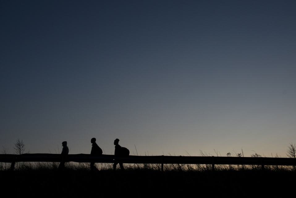 Grecia. Migrantes que cruzaron de Turquía a Grecia caminan por una carretera cerca del pueblo de Kastanies. (Reuters)