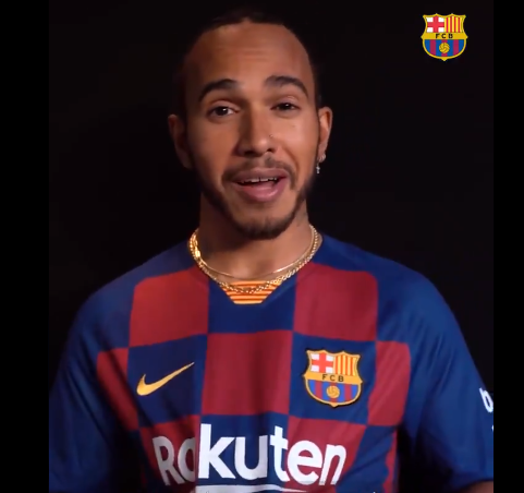 Lewis Hamilton, piloto de F1, posa con el jersey del Barcelona (Twitter:  @FCBarcelona_es)