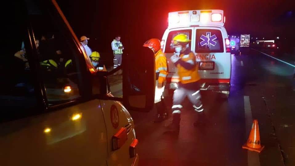 Paramédicos de la Cruz Roja auxiliaron a los heridos.