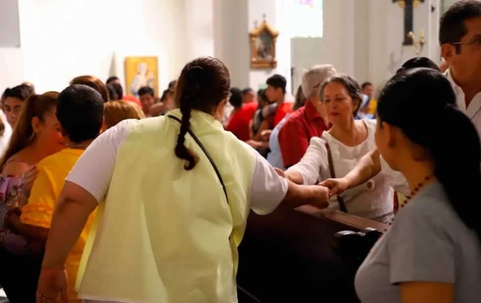 Saludo de paz en misa (Foto/CORTESÍA)