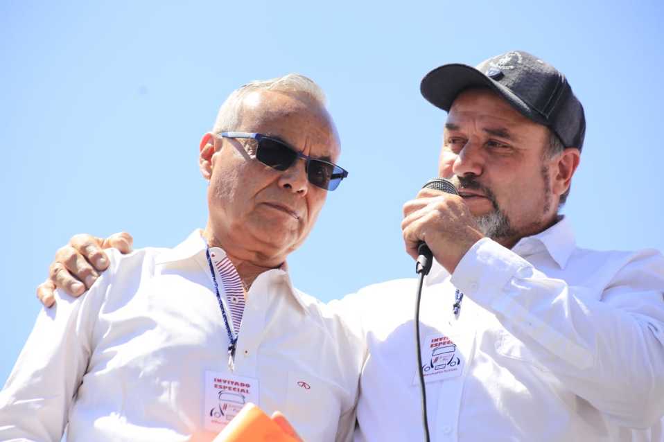 Adrián Le Baron abraza a Alberto Islas.  (Andrés Lobato)