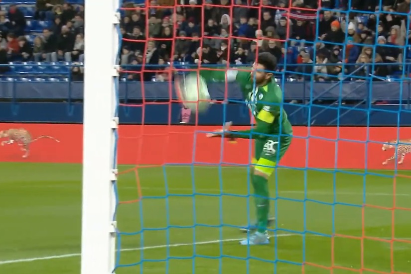 El autogol más ridículo del portero Brice Maubleu (Especial)