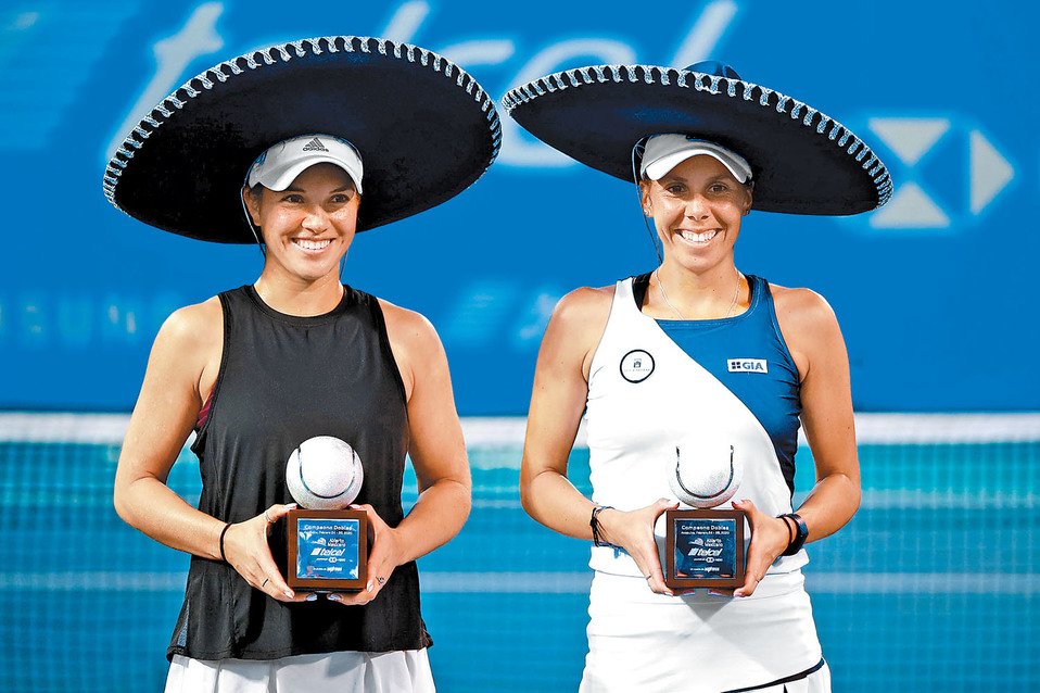 Las campeonas Desirae Krawczyk (i) y Giuliana Olmos. (Iván López)