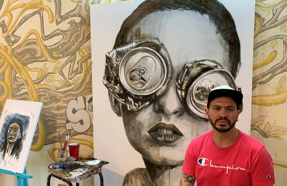 El artista Enrique Zervín con algunas de sus obras (Cortesía)