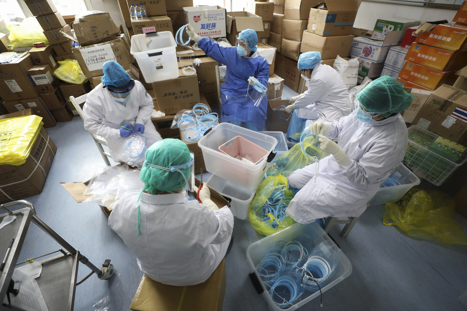 Enfermeras ensamblan mascarillas para los pacientes con coronavirus. (AP)