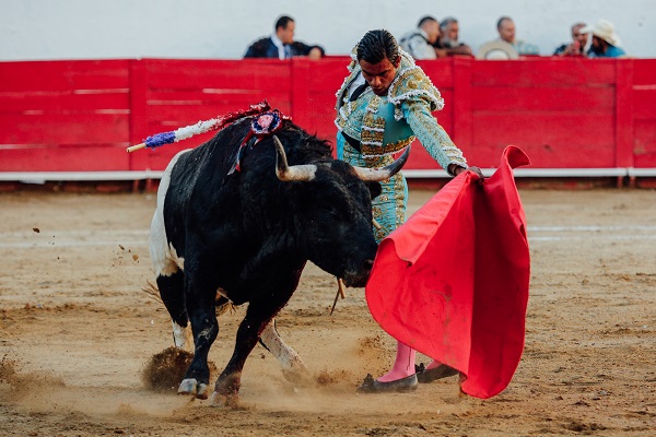 Gerardo Rivera fue capaz de hacerse de una oreja en la tercera corrida de la Feria de Aniversario en la plaza Nuevo Progreso.