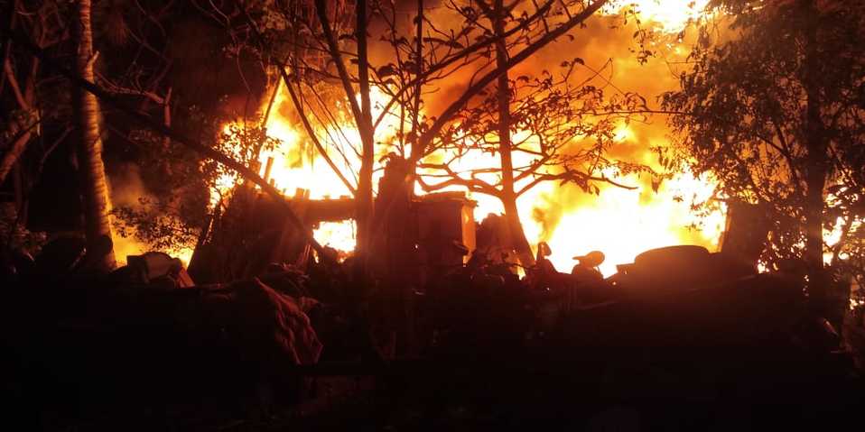 Incendio de viviendas. (Jaime Maya)