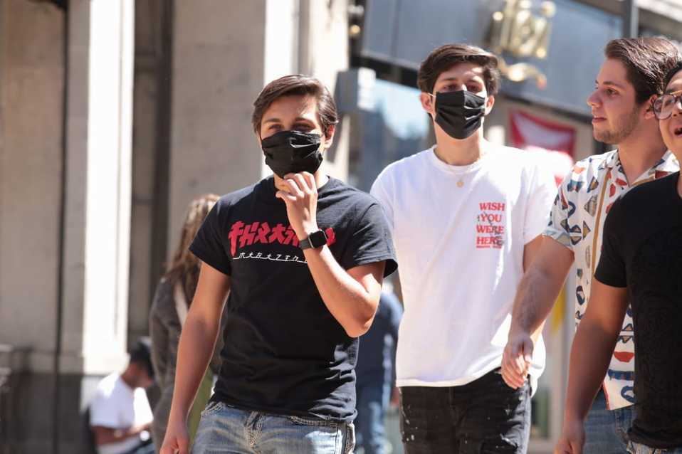 Personas con tapabocas por coronavirus en México. (Jesús Quintanar)
