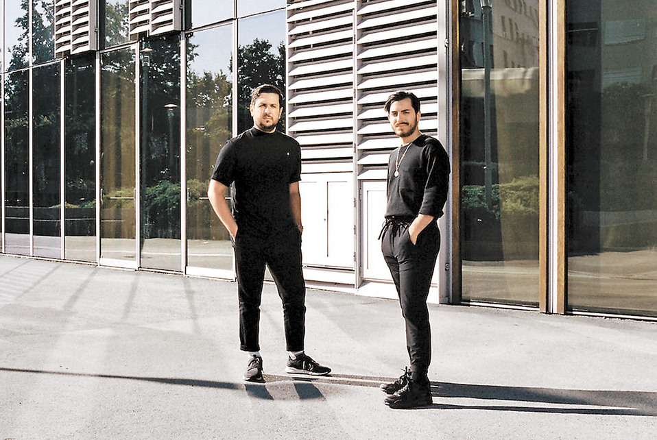 Practicante también del paddle, el músico (izquierda) dice que le gusta pasar tiempo con su hijo y esposa. (Especial)