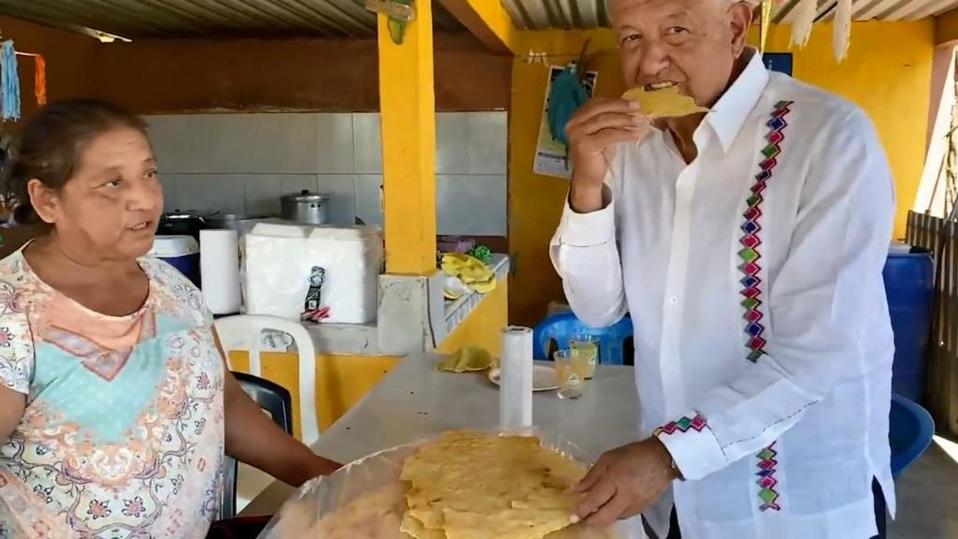 El Presidente junto a doña Anabel, quien se dedica a hacer totoposte en Tabasco (Captura de pantalla)