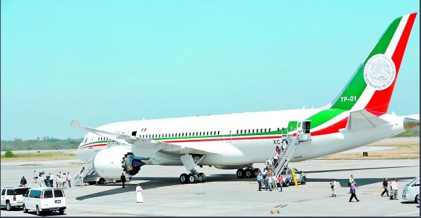 La Sedena, que tiene a cargo el resguardo de la aeronave, reveló tres visitas de interesados en la compra del avión. (Especial)