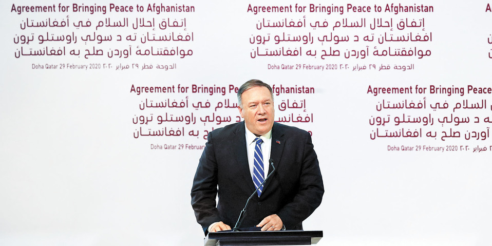 El trato se firmó en presencia del secretario de Estado, Mike Pompeo. (Reuters)