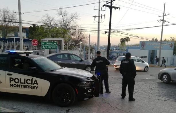 Al lugar también acudieron cuadrillas de seguridad de la UANL. Foto: Especial.