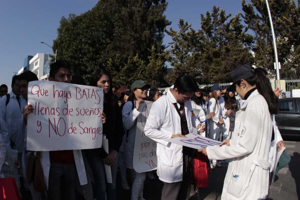 Arranca manifestación de los estudiantes de la facultad de medicina BUAP para exigir justicia por multihomicidio . (Melanie Torres)