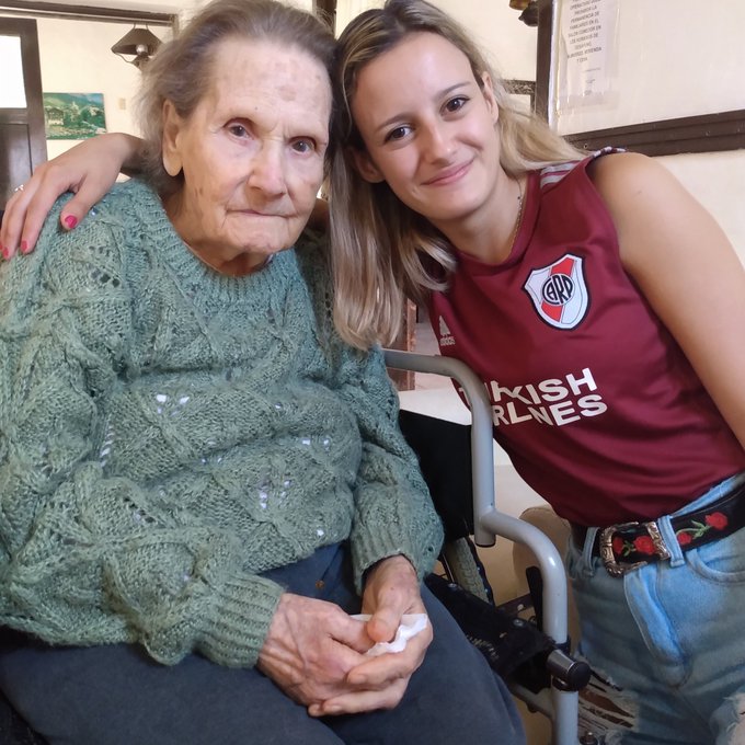 Bisabuela con Alzheimer olvida a su familia, menos su amor por River Plate (Twitter @Dolmessina)