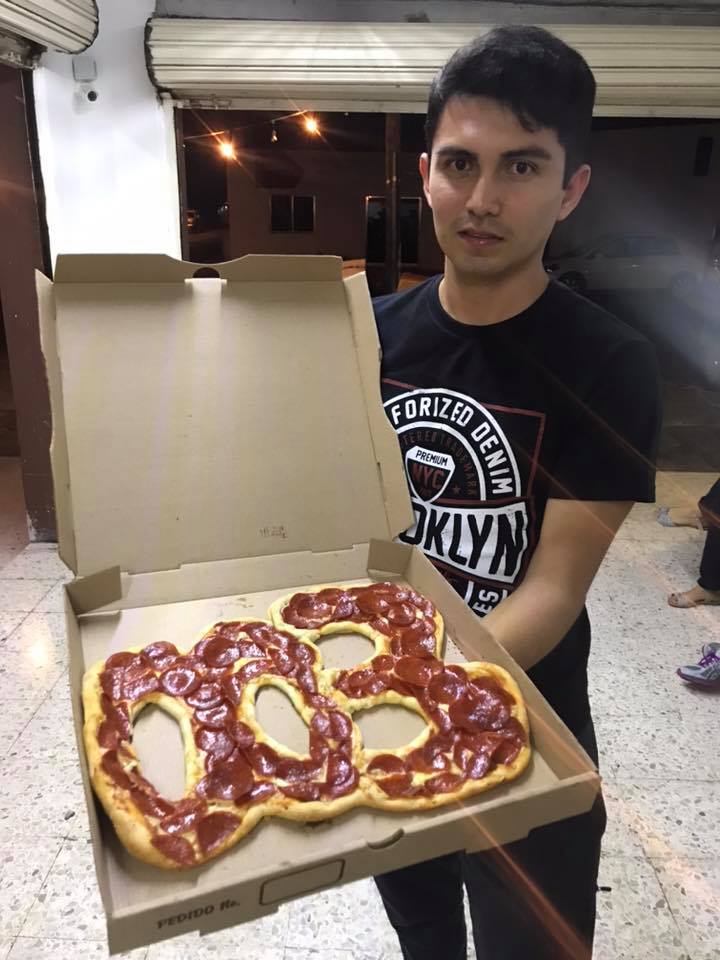 El joven ganó el concurso de la pizzería. (Facebook)