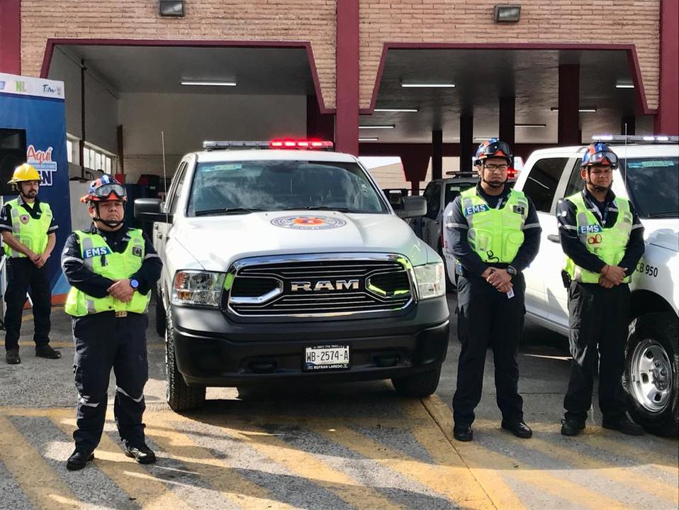 Entregan nuevos vehículos de rescate.