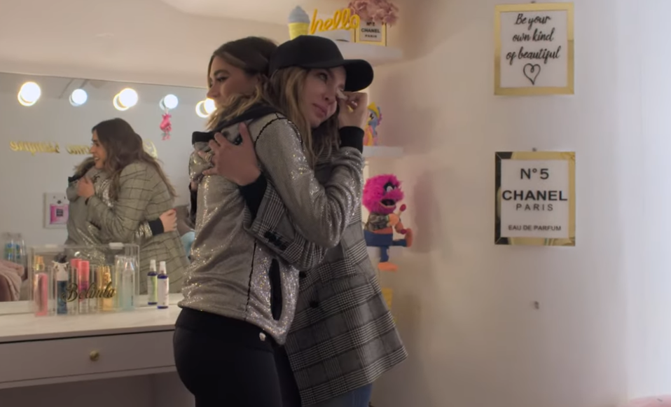 Galilea Montijo inyecta a Belinda en el backstage de ‘Hoy no me puedo levantar’ (Captura de pantalla).