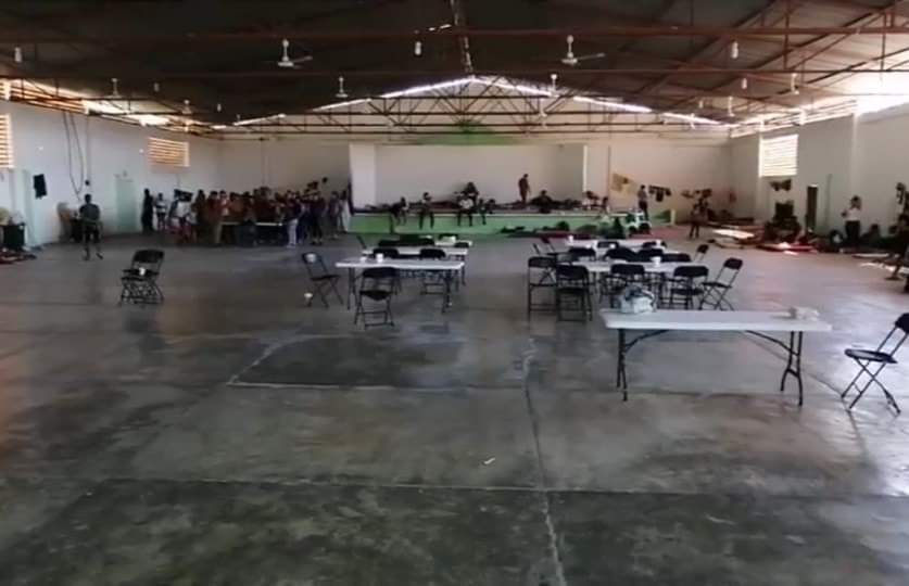 Habitantes sacaron del auditorio en Palenque, Chiapas, donde estaban alojados los migrantes. (Abraham Jiménez)