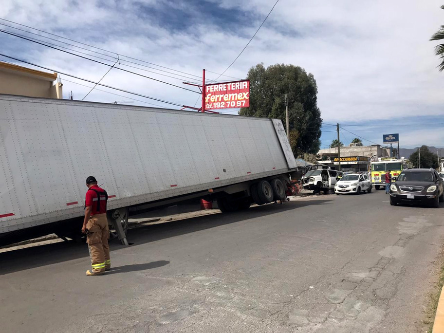 Se hunde tráiler en pavimento de Gómez Palacio. (Especial)