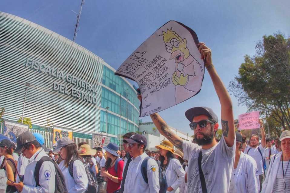 Manifestación de estudiantes BUAP y de diferentes instituciones educativas arribó a la FGE. (Melanie Torres)