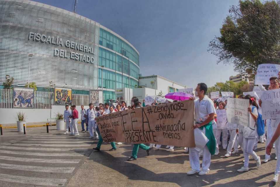 Manifestación de estudiantes BUAP y de diferentes instituciones educativas arribó a la FGE. (Melanie Torres)