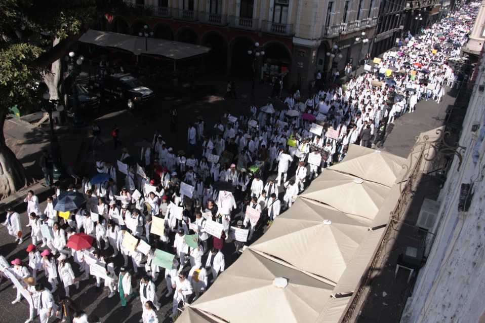 Arriba manifestación de estudiantes de medicina BUAP al zócalo de la ciudad. (Melanie Torres)