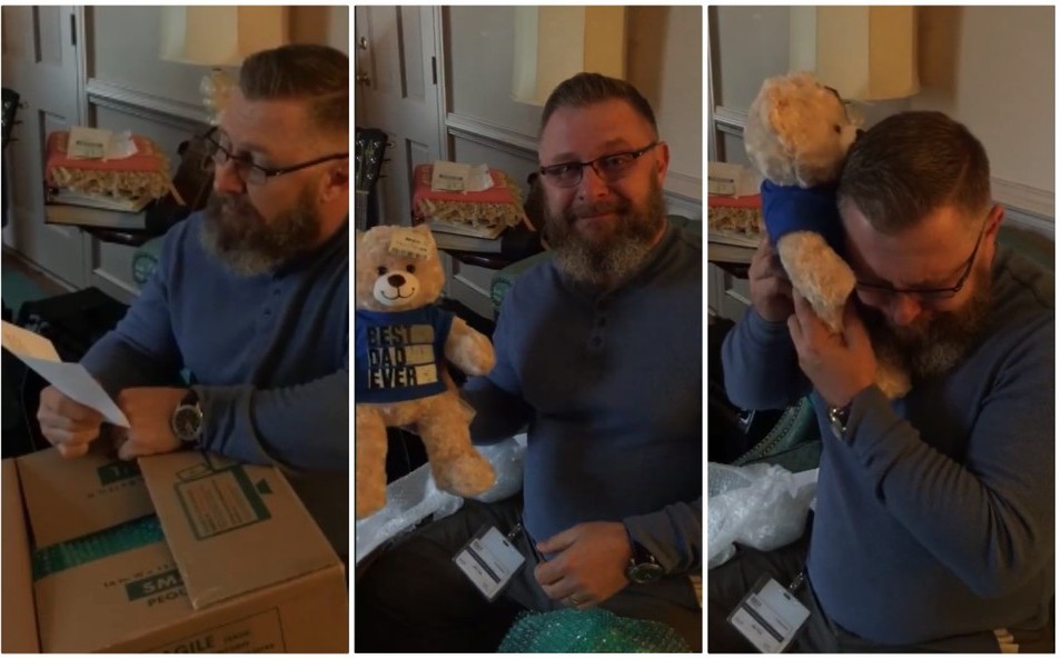 Padre Dona Cuore Al Figlio Padre dona corazón de su hijo y recibe regalo para escucharlo latir