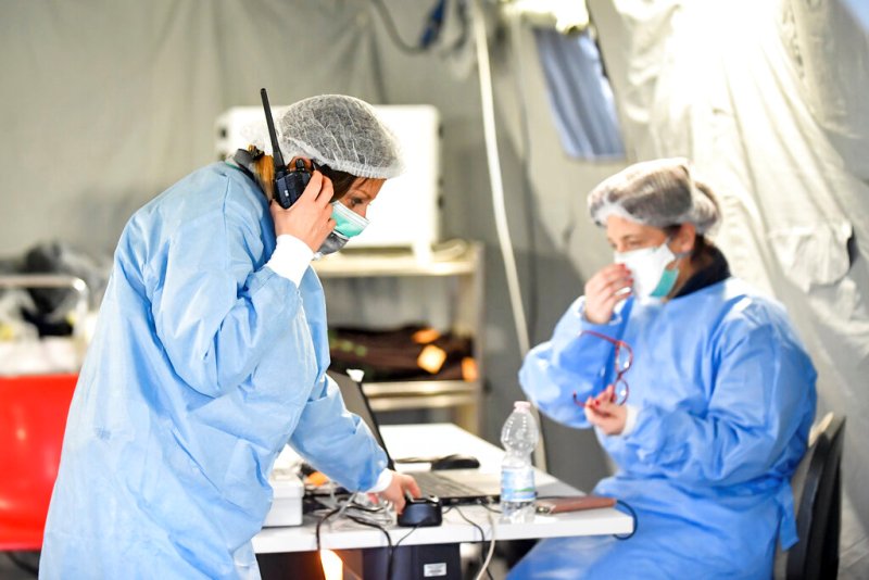 Paramédicos trabajan dentro de una carpa erigida fuera de un hospital en Cremona, Italia, el sábado 29 de febrero de 2020. (AP)