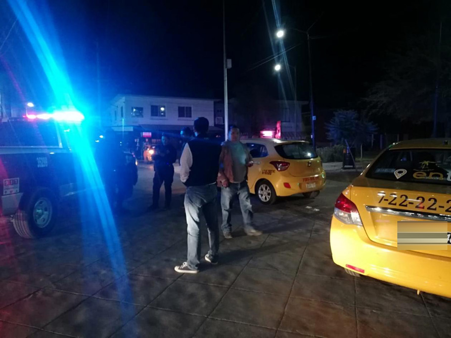 Taxistas causan daños a la unidad de un conductor de Uber. (Especial)