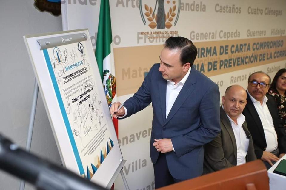 El alcalde de Saltillo, Manolo Jiménez Salinas, firmó una carta compromiso con la Fiscalía Anticorrupción de Coahuila.(Especial)