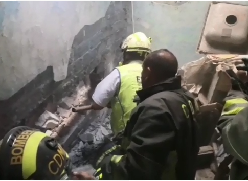 Bomberos y paramédicos rescatan a bebé atrapada en barda en CdMx. | Especial