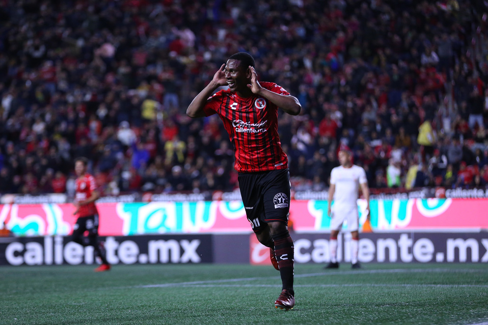 Bryan Angulo marcó 'hat-trick' en el triunfo de Xolos sobre Toluca (Imago7)