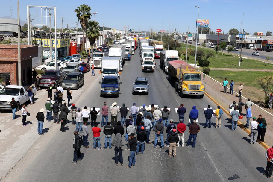 Agricultores bloquean el Périferico de Gómez Palacio. (Rolando Riestra)
