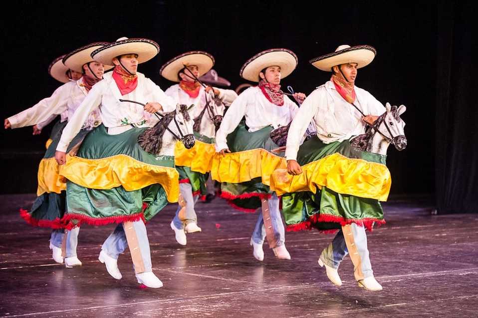 Bailarines de Hidalgo. (Elizabeth Hernández)