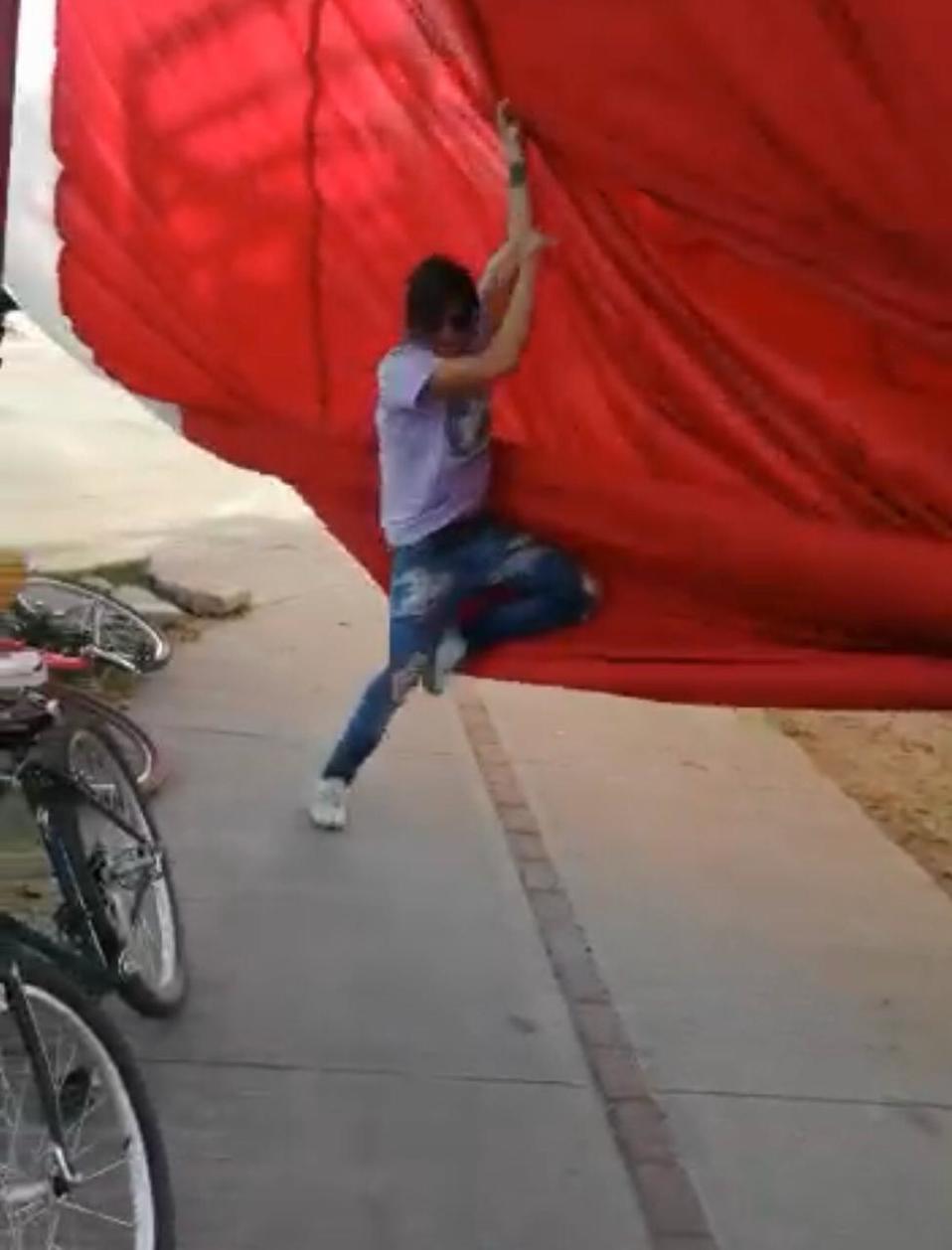 Bandera Nacional cae al piso por culpa de civiles