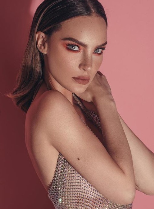 Belinda presume sus caderas en vestido de red transparente. (Instagram)
