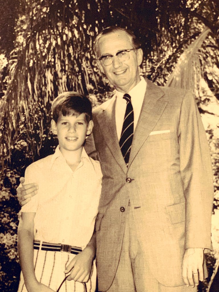 Christopher Landau, de niño, junto con su papá (@USAmbMex)