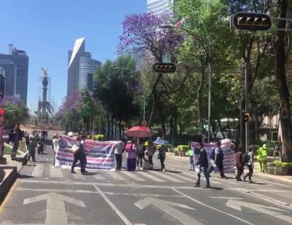 Comerciantes triquis bloquearon por 30 minutos Paseo de la Reforma. | César Velázquez