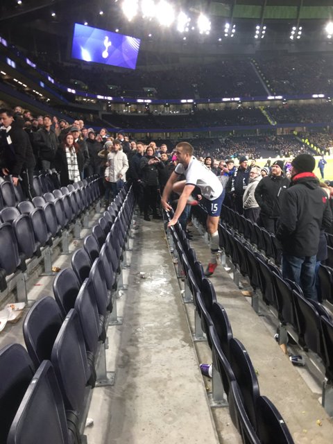 Eric Dier salta las gradas (Twitter @queercatholic1)