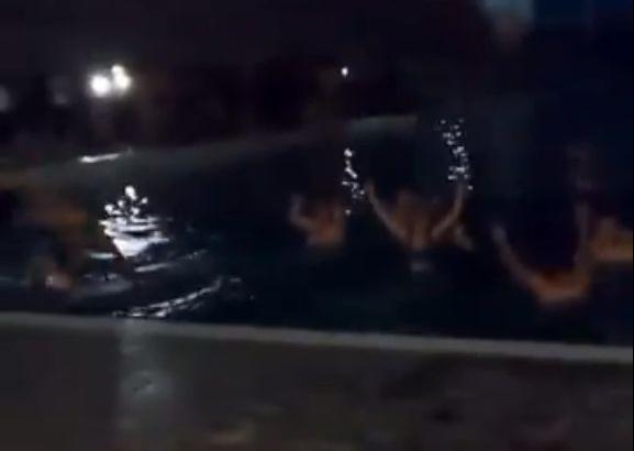 Estudiantes usan alberca de Prepa 5 de la UNAM, tras toma de plantel. | Twitter @MeduelesU