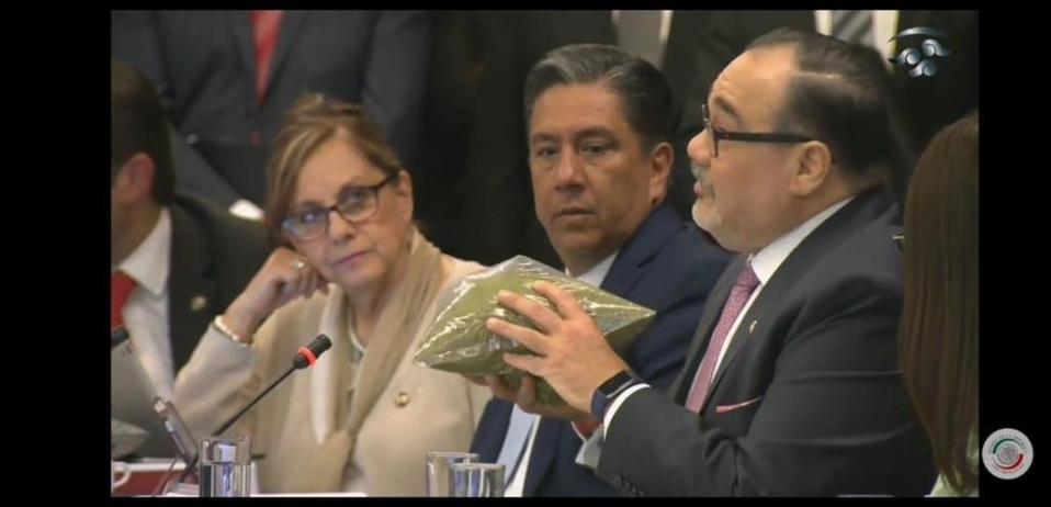 Jorge Ramírez Marín presentó cuatro bolsas con orégano para demostrar que esa cantidad no será considerada como narcomenudeo (Especial)