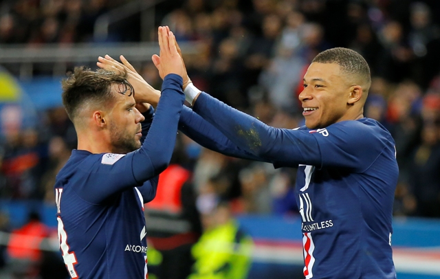 Juan Bernat y Kylian Mbappe, jugadores del PSG (AP)