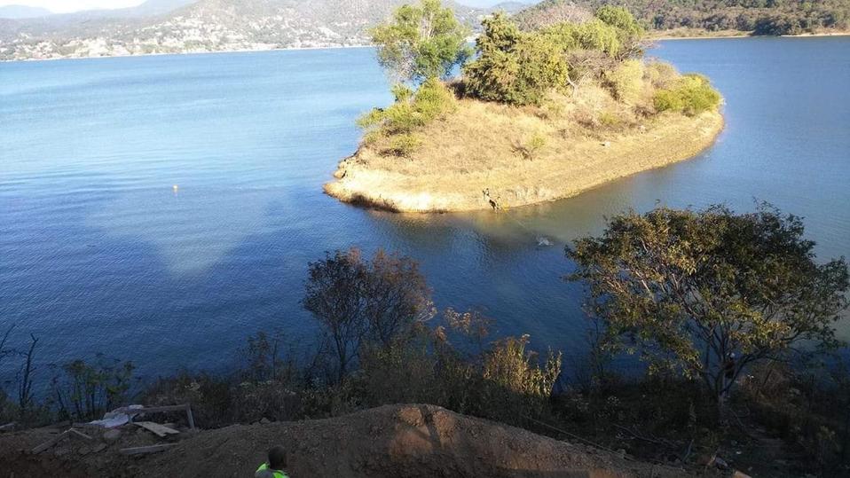 Personal de rescate labora en el sitio. (Especial)