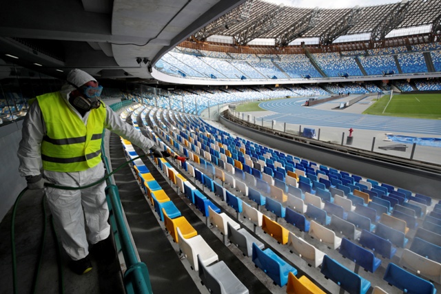 Sanitizan el estadio San Paolo del Napoli (Reuters)