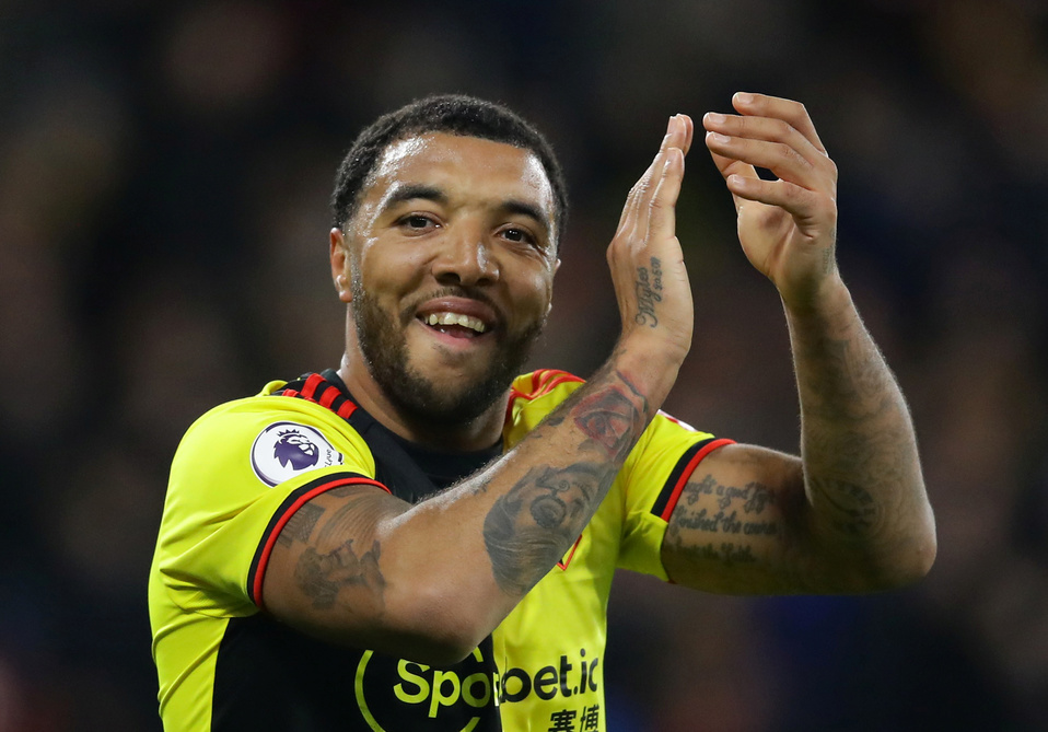 Troy Deeney, jugador del Watford, bromea con niño por pagos en Premier League para salir a la cancha (Reuters)