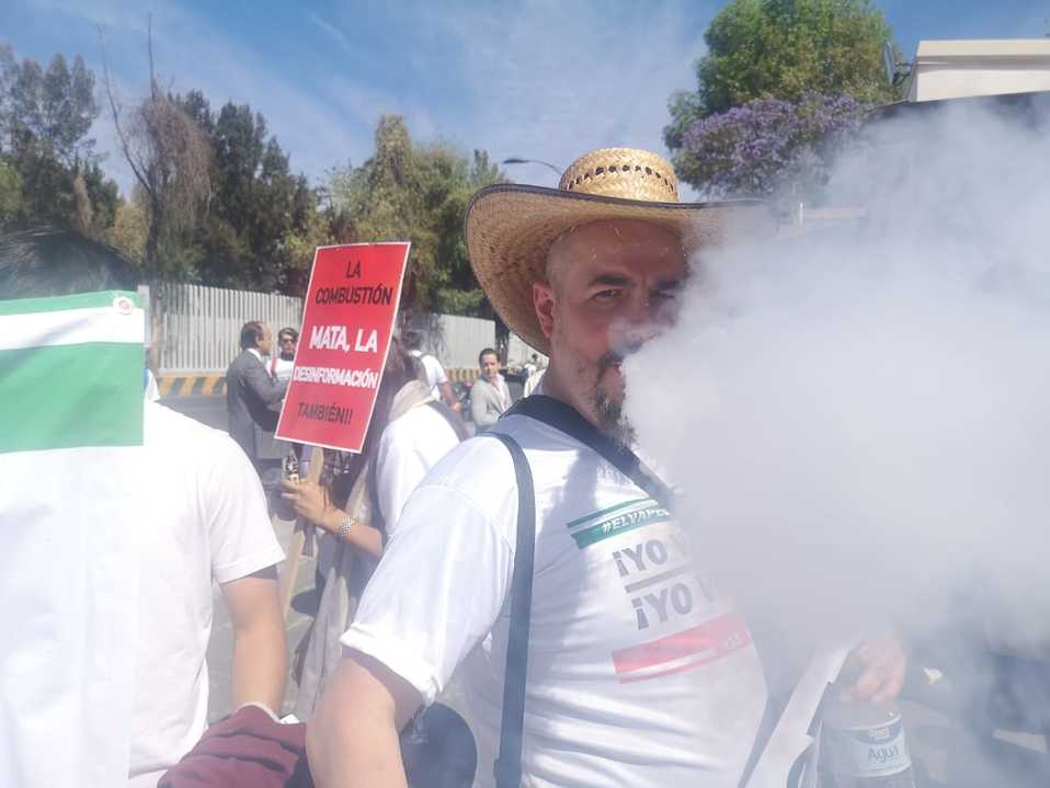 Con 'vapeo', protestan en la Cámara de Diputados (César Velázquez)
