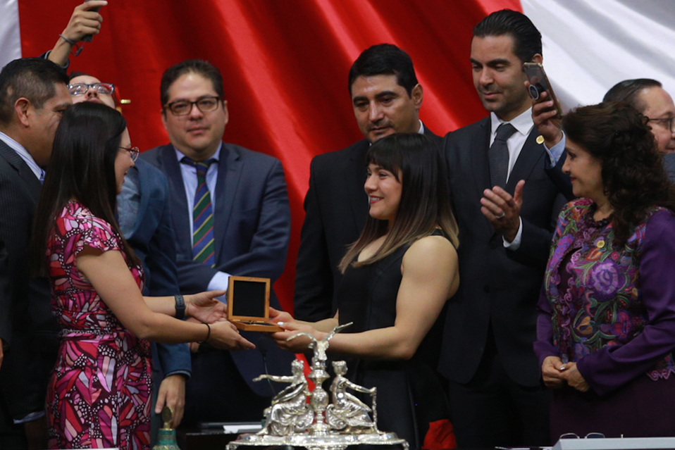 Alexa Moreno recibe reconocimiento de legisladores (Iván López)